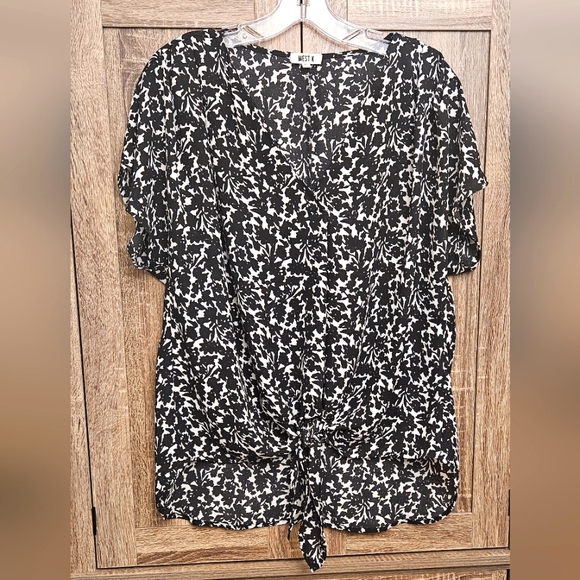 West K Women's Black And White Patterned Tie-Front Blouse Sz XL - Picture 1 of 11